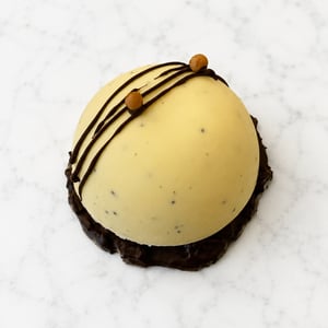 Monoporzione artigianale di Selene Pastry Details con glassa vellutata e decorazioni di cioccolato, ispirata alle torte moderne