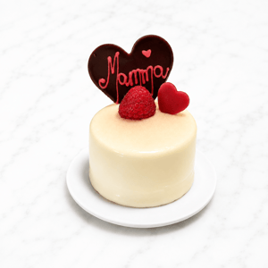 Monoporzione per la Festa della Mamma con glassa bianca lucida, lampone fresco e decorazione in cioccolato con scritta “Mamma”.