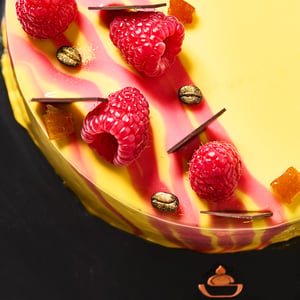 Torta artigianale di Selene Pastry Details con glassa lucida, lamponi freschi e decorazioni di cioccolato, simbolo della filosofia del gusto del laboratorio